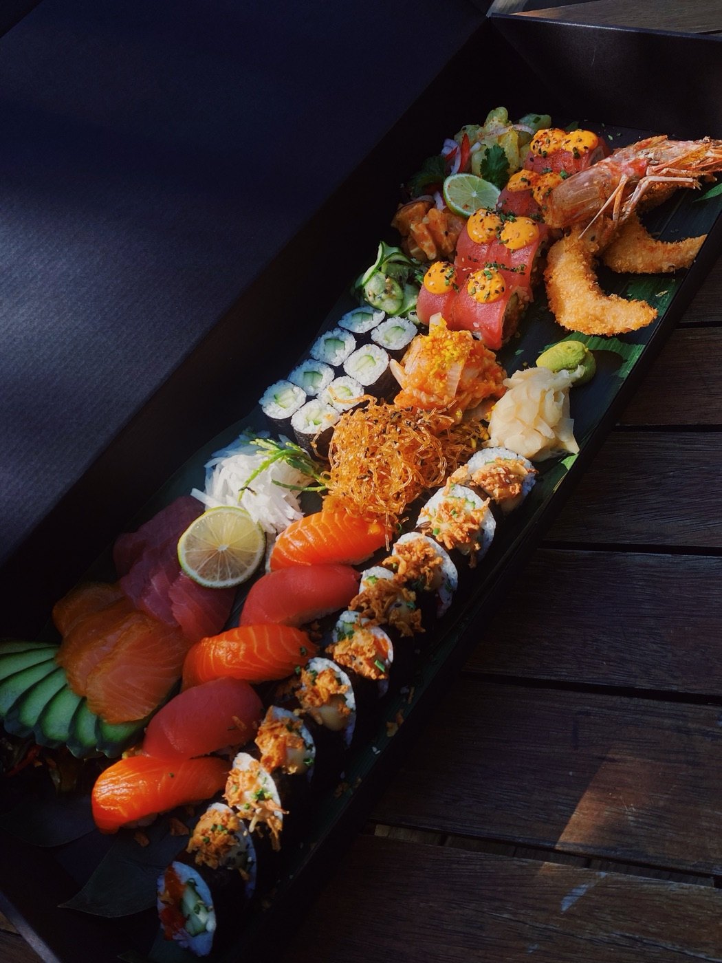 Lange Platte mit Nigiri, Maki und Rolls